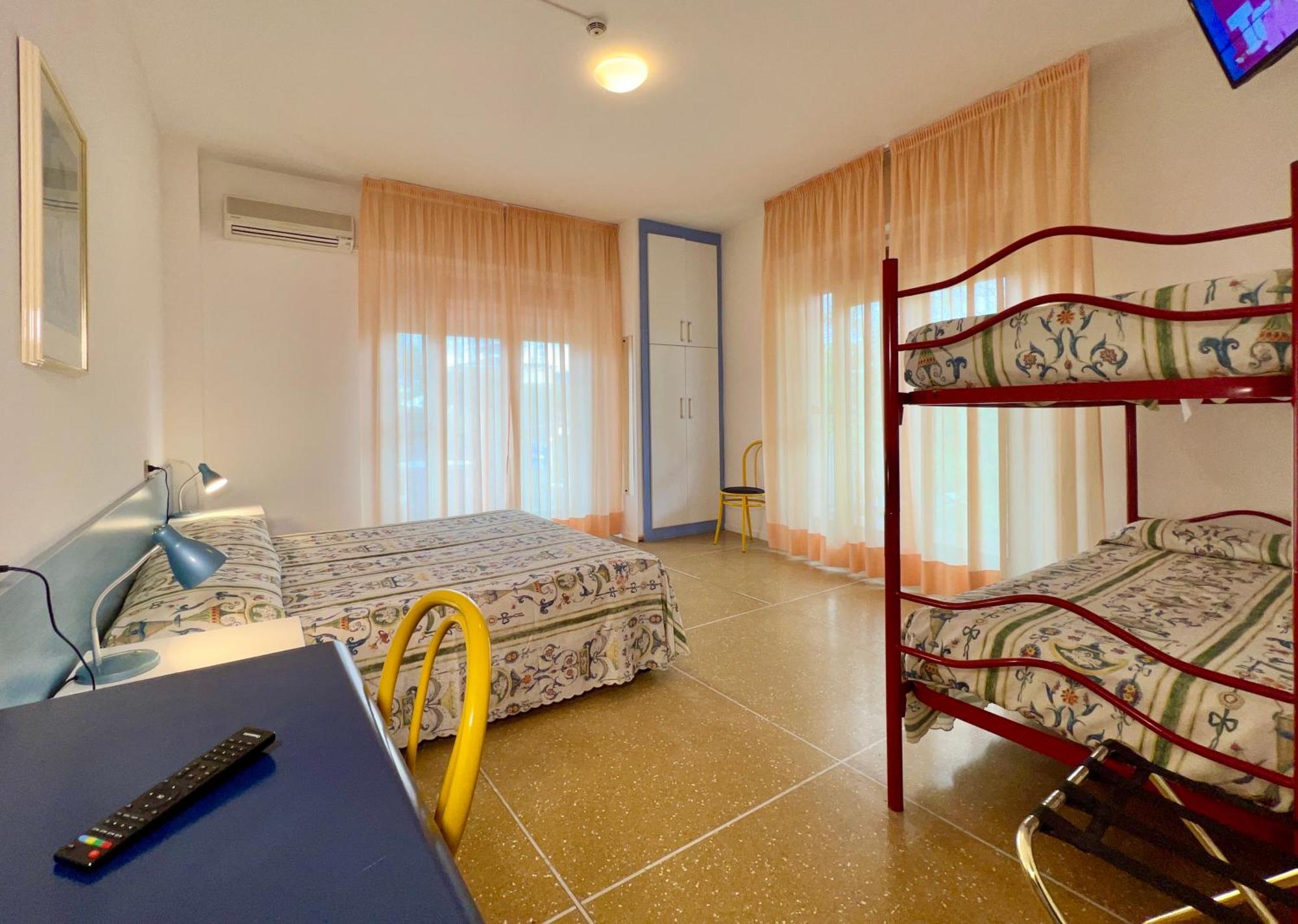Hotel Myriam Lignano Sabbiadoro Exteriör bild
